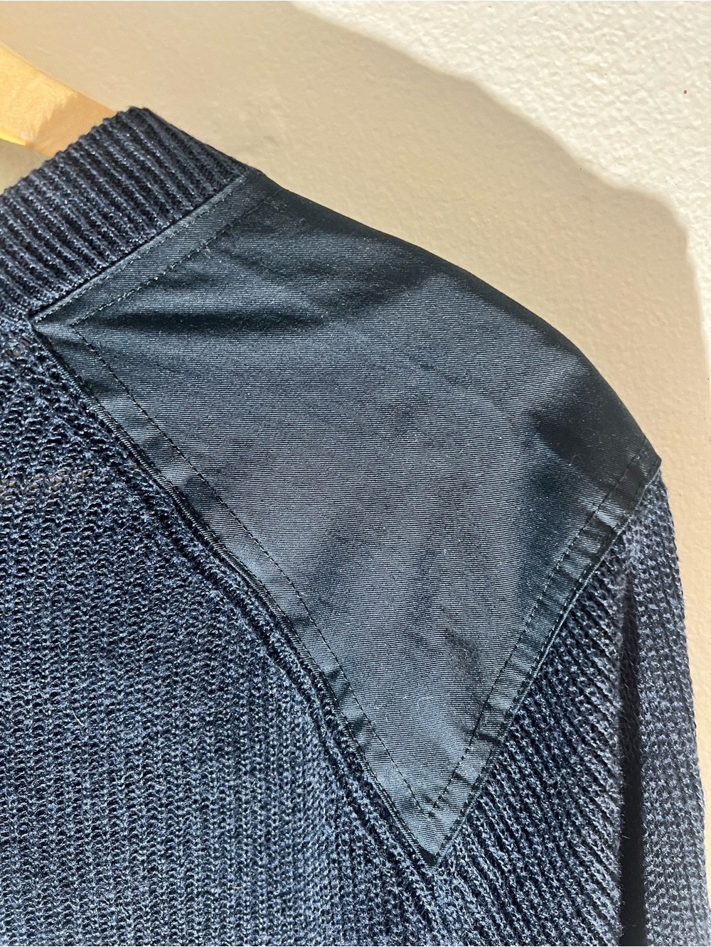 Club Monaco Men sweater in blue with shoulder patches